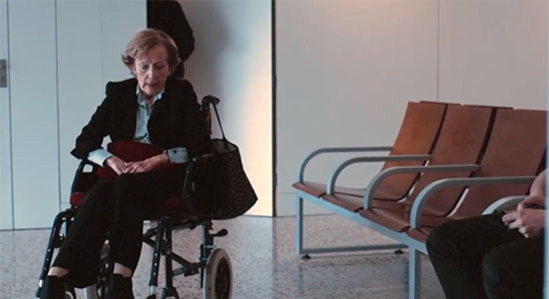 Imagen de una enferma de ELA en silla de ruedas
