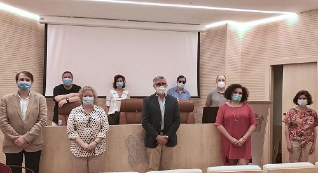 Miembros de la asamblea del Colegio de Médicos de Ciudad Real guardando en minuto de silencio
