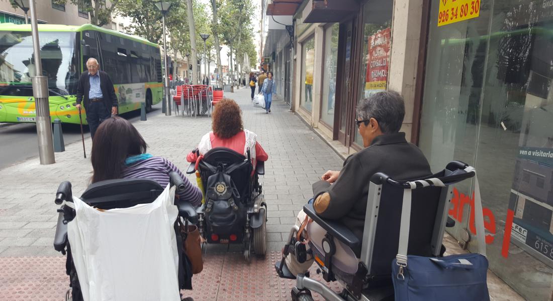Mujeres con discapacidad por la calle