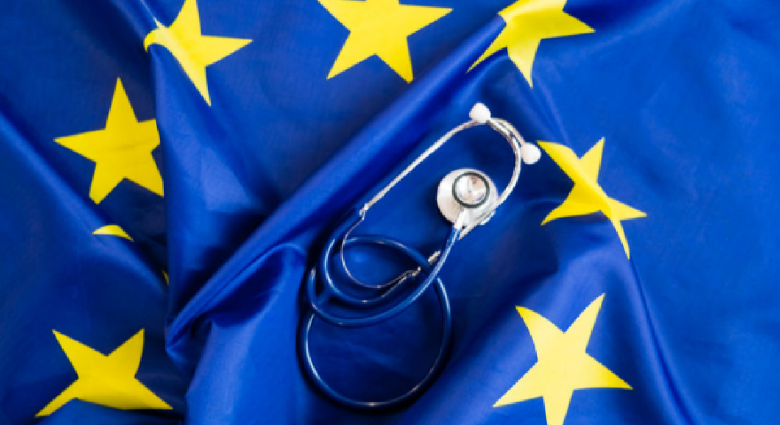 Bandera de la Unión Europea y material médico